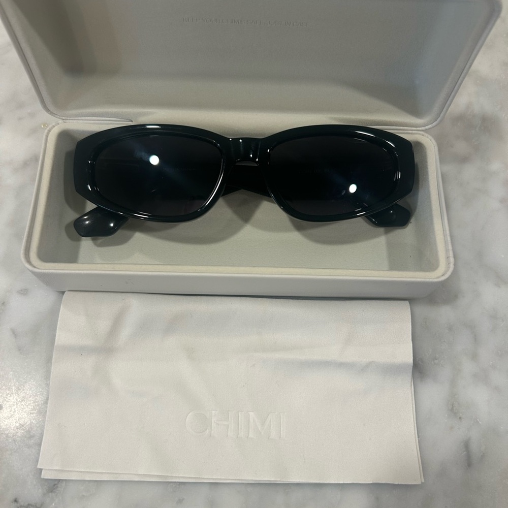 Chic Black Rectangular Sunglasses - image 3